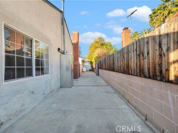 22137 Gault Street, Canoga Park (los Angeles) CA 91303
