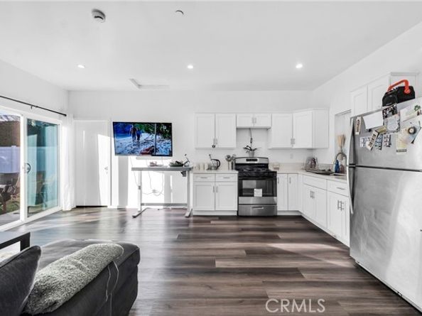 22137 Gault Street, Canoga Park (los Angeles) CA 91303