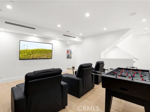 5130 Medina Road, Woodland Hills (los Angeles) CA 91364