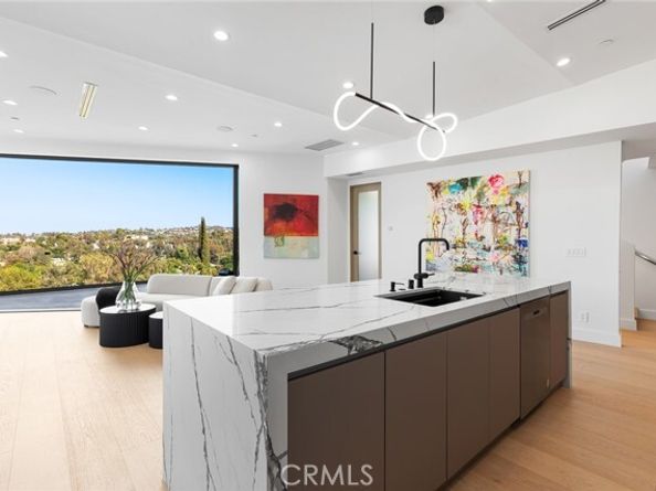 5130 Medina Road, Woodland Hills (los Angeles) CA 91364