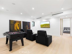 5130 Medina Road, Woodland Hills (los Angeles) CA 91364