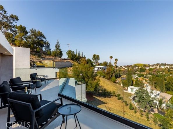 5130 Medina Road, Woodland Hills (los Angeles) CA 91364