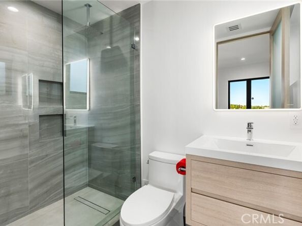 5130 Medina Road, Woodland Hills (los Angeles) CA 91364