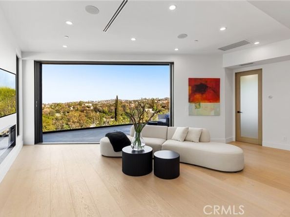 5130 Medina Road, Woodland Hills (los Angeles) CA 91364