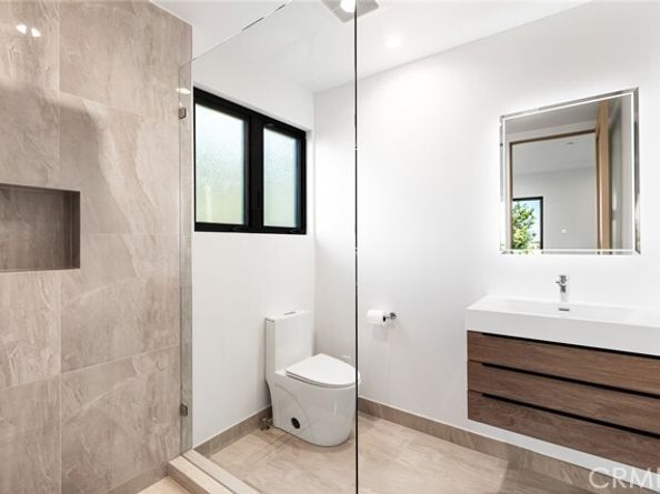 5130 Medina Road, Woodland Hills (los Angeles) CA 91364