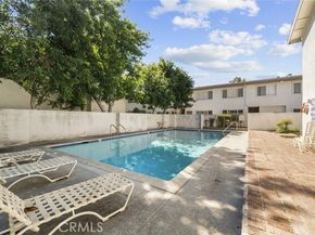 18555 Collins Street C18, Tarzana (los Angeles) CA 91356