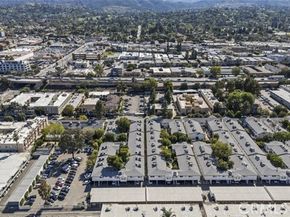 18555 Collins Street C18, Tarzana (los Angeles) CA 91356