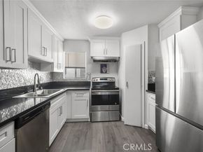 18555 Collins Street C18, Tarzana (los Angeles) CA 91356