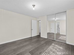 18555 Collins Street C18, Tarzana (los Angeles) CA 91356