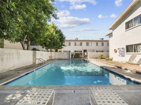 18555 Collins Street C18, Tarzana (los Angeles) CA 91356