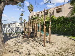 18555 Collins Street C18, Tarzana (los Angeles) CA 91356