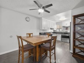 18555 Collins Street C18, Tarzana (los Angeles) CA 91356