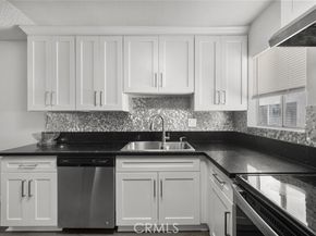 18555 Collins Street C18, Tarzana (los Angeles) CA 91356