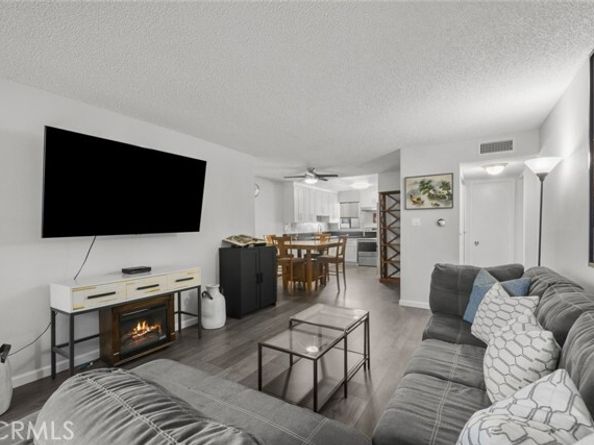 18555 Collins Street C18, Tarzana (los Angeles) CA 91356