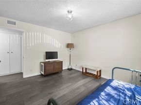 18555 Collins Street C18, Tarzana (los Angeles) CA 91356