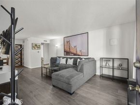 18555 Collins Street C18, Tarzana (los Angeles) CA 91356