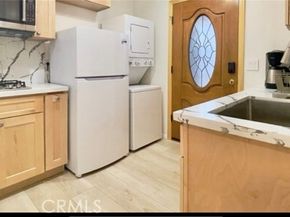 5921 Fallbrook Avenue, Woodland Hills (los Angeles) CA 91367