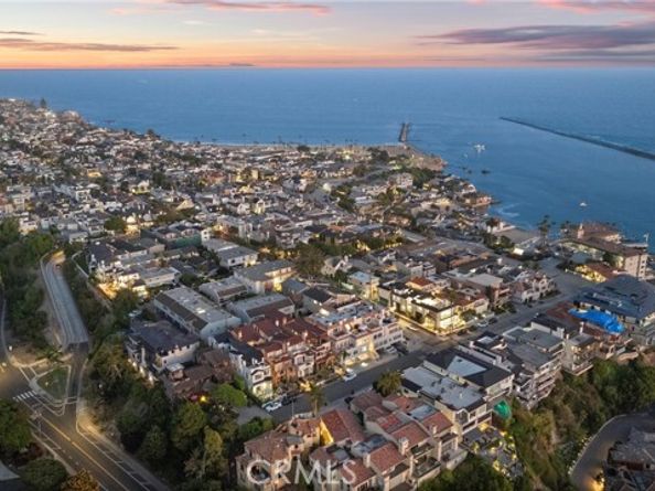 302 Carnation Avenue, Corona Del Mar (newport Beach) CA 92625