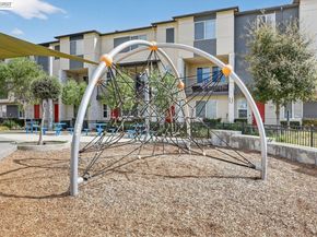 411 Rhythm Ln, Hayward CA 94544