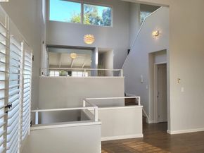 10 Sereno Cir, Oakland CA 94619