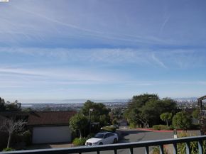 10 Sereno Cir, Oakland CA 94619