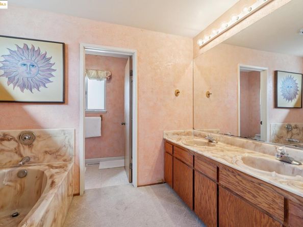10317 Royal Oak Rd, Oakland CA 94605