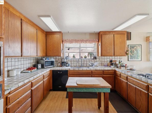 10317 Royal Oak Rd, Oakland CA 94605