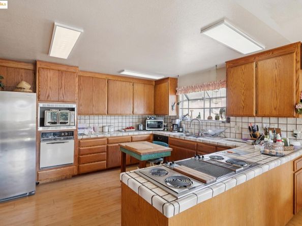 10317 Royal Oak Rd, Oakland CA 94605