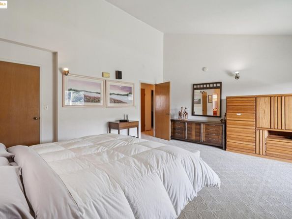 10317 Royal Oak Rd, Oakland CA 94605