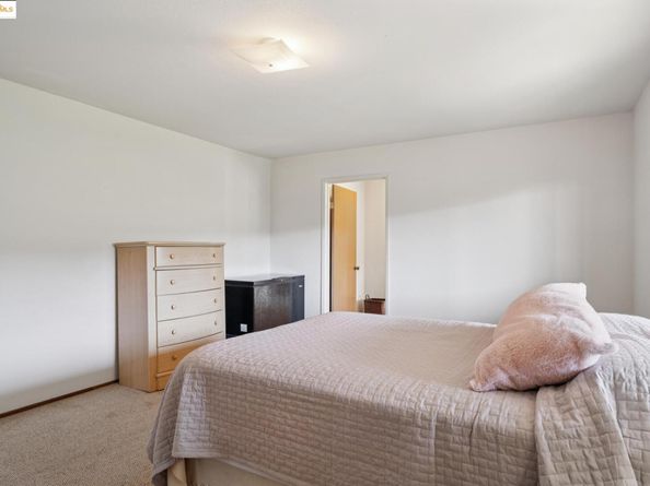 10317 Royal Oak Rd, Oakland CA 94605