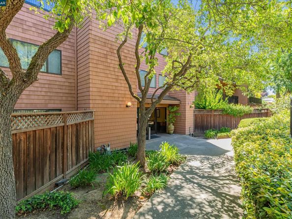 25676 University Ct 323, Hayward CA 94542