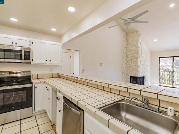 25676 University Ct 323, Hayward CA 94542