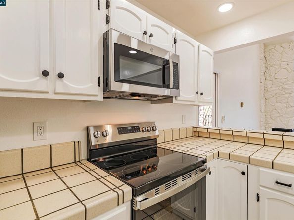 25676 University Ct 323, Hayward CA 94542