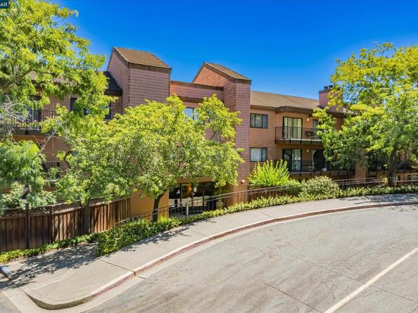 25676 University Ct 323, Hayward CA 94542