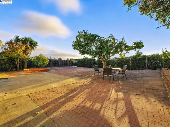 109 Oak Ct, Hercules CA 94547
