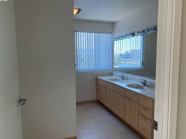 1 Lakeside Dr 821, Oakland CA 94612