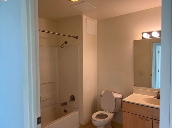 1 Lakeside Dr 821, Oakland CA 94612