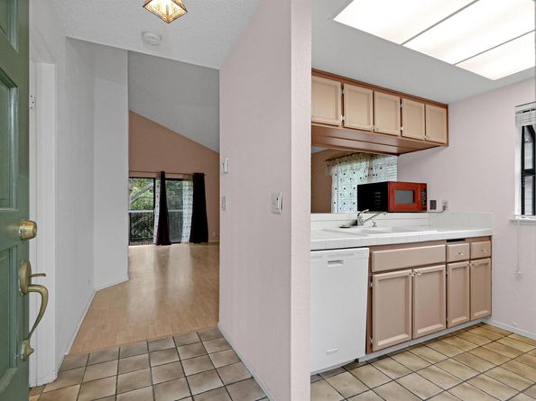 2437 Saint Helena Dr. 3, Hayward CA 94542