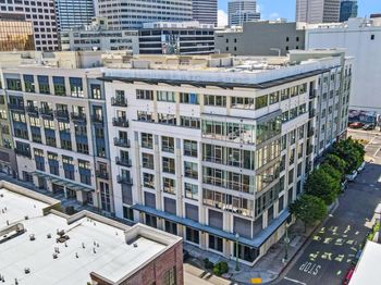 438 W Grand