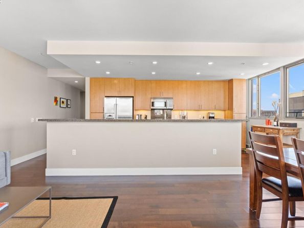 438 W Grand 704, Oakland CA 94612