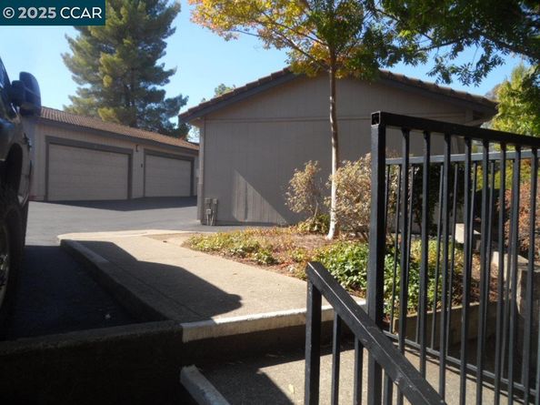 1405 Hull Ln, Martinez CA 94553