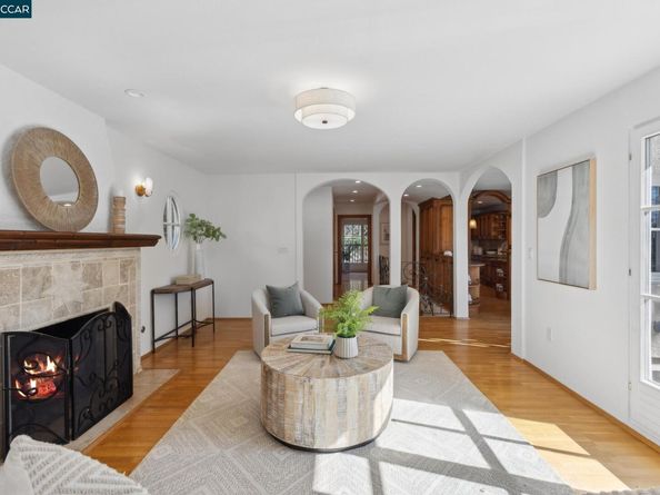 40 Las Palomas, Orinda CA 94563