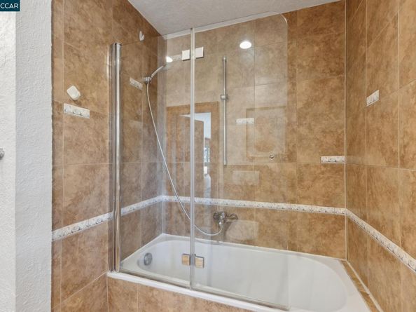 40 Las Palomas, Orinda CA 94563