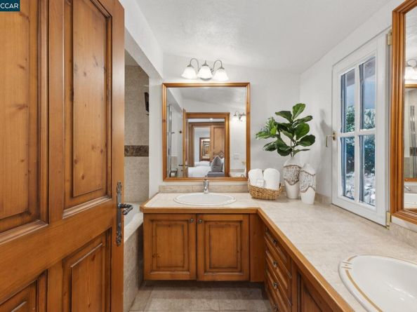 40 Las Palomas, Orinda CA 94563