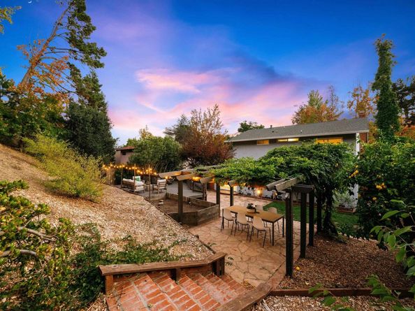 7796 Surrey Ln, Oakland CA 94605