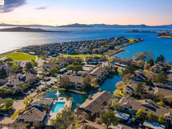 15 Shoreline Ct