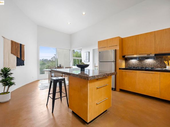 6590 Oakwood Dr, Oakland CA 94611