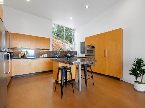 6590 Oakwood Dr, Oakland CA 94611