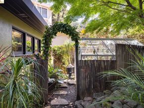 10 Burdeck Ct, Oakland CA 94602
