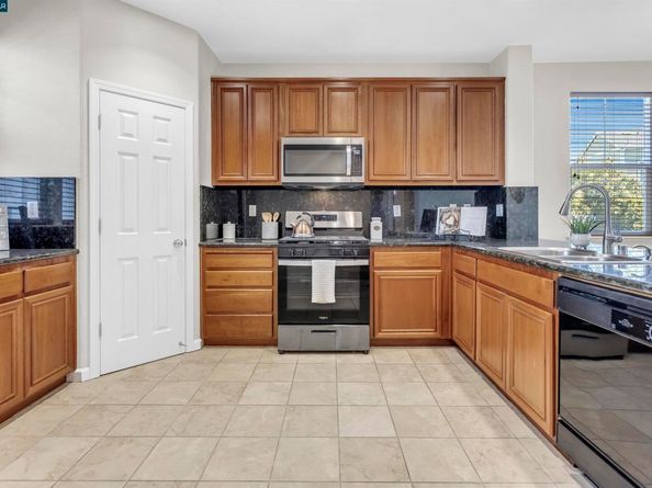 411 Summer Ln, Richmond CA 94806